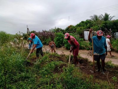 Junqueiro-AL, famílias do Acampamento Eldorado do Carajás, se organizaram em um mutirão de embelezamento da área. Foto: Jaciara Santos