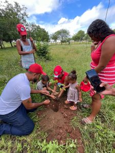 Dia Mundial do Meio Ambiente, as famílias assentadas no sertão de Alagoas, em parceria com a secretaria do meio ambiente, realizaram o plantio de mudas nativas no município de Piranhas - AL. Foto: Comunicação MST-AL
