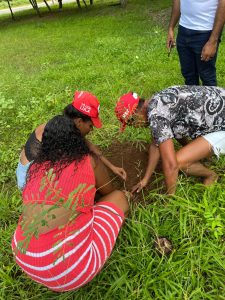 Dia Mundial do Meio Ambiente, as famílias assentadas no sertão de Alagoas, em parceria com a secretaria do meio ambiente, realizaram o plantio de mudas nativas no município de Piranhas - AL. Foto: Comunicação MST-AL