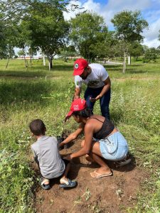 Dia Mundial do Meio Ambiente, as famílias assentadas no sertão de Alagoas, em parceria com a secretaria do meio ambiente, realizaram o plantio de mudas nativas no município de Piranhas - AL. Foto: Comunicação MST-AL