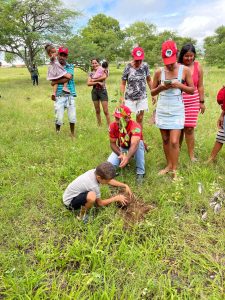 Dia Mundial do Meio Ambiente, as famílias assentadas no sertão de Alagoas, em parceria com a secretaria do meio ambiente, realizaram o plantio de mudas nativas no município de Piranhas - AL. Foto: Comunicação MST-AL