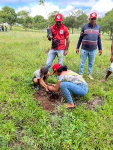 Dia Mundial do Meio Ambiente, as famílias assentadas no sertão de Alagoas, em parceria com a secretaria do meio ambiente, realizaram o plantio de mudas nativas no município de Piranhas - AL. Foto: Comunicação MST-AL