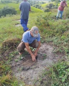 No Dia Mundial do Meio Ambiente, a Brigada Nelson Mandela continuou com as atividades de reflorestamento, plantando 56 mudas na Área de Preservação Permanente (APP) para recuperação da represa do pré-assentamento Bela Manhã, no município de Teixeira de Freitas. Foto: MST-BA