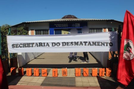 Rondonópolis (MT), juventude Sem Terra escracha escritório de Claudecy Oliveira Lemes, fazendeiro que desmatu 81,1 mil hectares do Pantanl mato-grossense. Foto: Coletivo de Comunicação