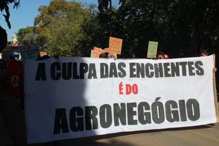 Rondonópolis (MT), juventude Sem Terra escracha escritório de Claudecy Oliveira Lemes, fazendeiro que desmatu 81,1 mil hectares do Pantanl mato-grossense. Foto: Coletivo de Comunicação