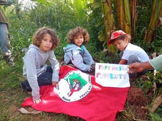 Assentamento Denis Gonçalves (MG), as crianças plantaram uma muda de fruta-do-conde em homenagem ao companheiro Pepe Mujica, Foto: MST-MG