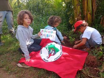 Assentamento Denis Gonçalves (MG), as crianças plantaram uma muda de fruta-do-conde em homenagem ao companheiro Pepe Mujica, Foto: MST-MG