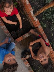Turmas de escolarização de jovens e adultos e de agentes populares de educação em saúde, do centro de formação Elizabeth e João Pedro Teixeira. Foto: MST-PB