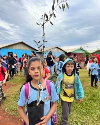 Jornada Sem Terrinha, crianças plantam mudas de oliveira na região Centro do Paraná, Foto: comunicação MST-PR