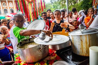 Cúpula dos Povos encerrou suas atividades com um poderoso instrumento de luta e solidariedade: o Banquetaço, Foto: Bruno Ortega / MST