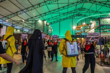 Manifestação na Agrizone da COP30, área destinada à debates ligados ao agronégocio. Foto: Priscila Ramos / MST