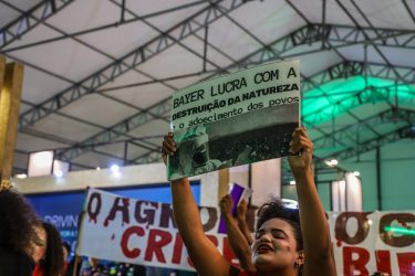 Manifestação na Agrizone da COP30, área destinada à debates ligados ao agronégocio. Foto: Priscila Ramos / MST