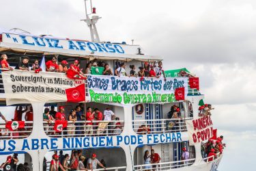 Cúpula dos povos inicia com barqueata com uma delegação de 1.300 Sem Terra. Foto: Priscila Ramos / MST