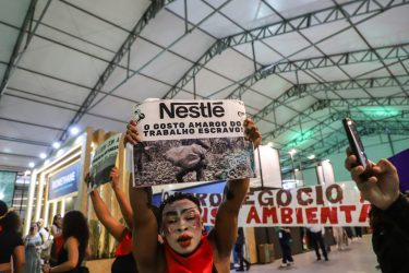 Manifestação na Agrizone da COP30, área destinada à debates ligados ao agronégocio. Foto: Priscila Ramos / MST
