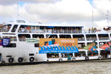 Cúpula dos povos inicia com barqueata com uma delegação de 1.300 Sem Terra. Foto: Priscila Ramos / MST