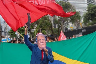 Em frente ao Consulado dos Estados Unidos. Foto: Lucas Martins