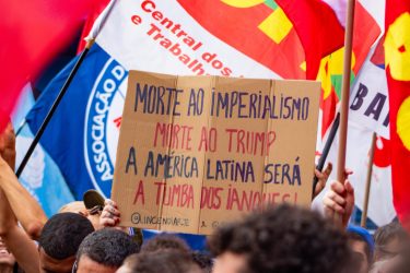Em frente ao Consulado dos Estados Unidos. Foto: Lucas Martins