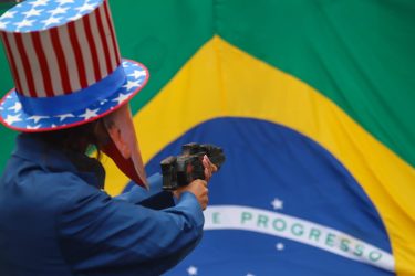 Em frente ao Consulado dos Estados Unidos. Foto: Lucas Martins