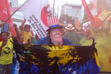 Em frente ao Consulado dos Estados Unidos. Foto: Lucas Martins