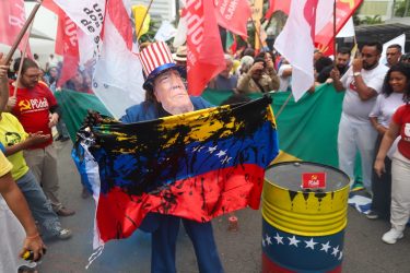 Em frente ao Consulado dos Estados Unidos. Foto: Lucas Martins