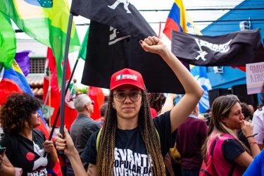 Em frente ao Consulado dos Estados Unidos. Foto: Lucas Martins