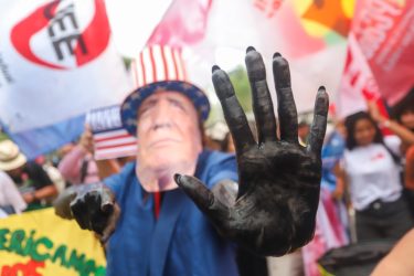 Em frente ao Consulado dos Estados Unidos. Foto: Lucas Martins