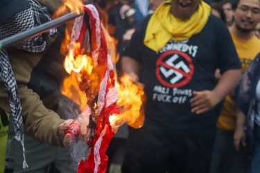 Em frente ao Consulado dos Estados Unidos. Foto: Lucas Martins