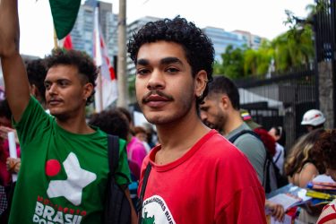 Em frente ao Consulado dos Estados Unidos. Foto: Lucas Martins