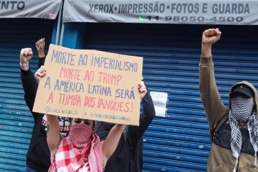 Em frente ao Consulado dos Estados Unidos. Foto: Lucas Martins