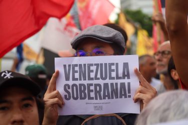 Em frente ao Consulado dos Estados Unidos. Foto: Lucas Martins