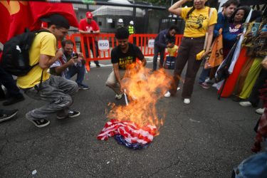 Em frente ao Consulado dos Estados Unidos. Foto: Lucas Martins