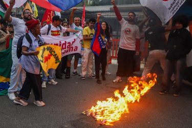 Em frente ao Consulado dos Estados Unidos. Foto: Lucas Martins
