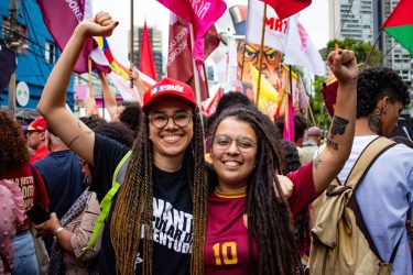 Em frente ao Consulado dos Estados Unidos. Foto: Lucas Martins