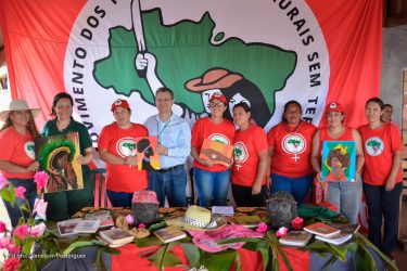 Mulheres Sem Terra da Comunidade Herdeiros da Terra de 1 de maio, Rio Bonito do Iguaçu, realizaram plantio de mudas. Foto: MST-PR