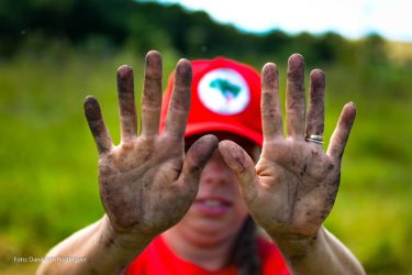 Mulheres Sem Terra da Comunidade Herdeiros da Terra de 1 de maio, Rio Bonito do Iguaçu, realizaram plantio de mudas. Foto: MST-PR