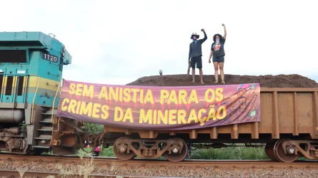 Mulheres Sem Terra ocupam trilhos da Samarco em Minas Gerais. Foto: Matheus Teixeira