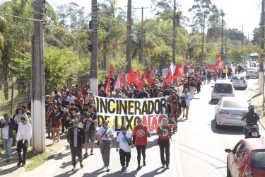 Ato contra a implantação de um Incinerador no bairro de Perus, durante a Jornada em São Paulo. Foto: Sheyla Melo